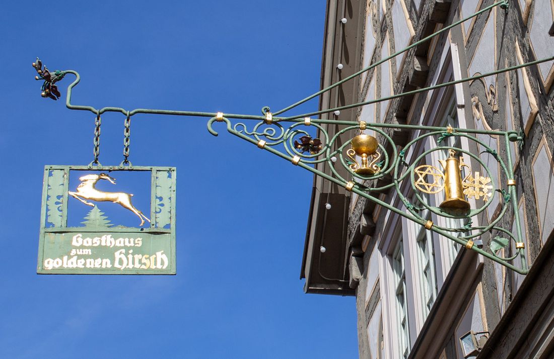 Gasthaus Zum Goldenen Hirsch - Wappen am Eingang