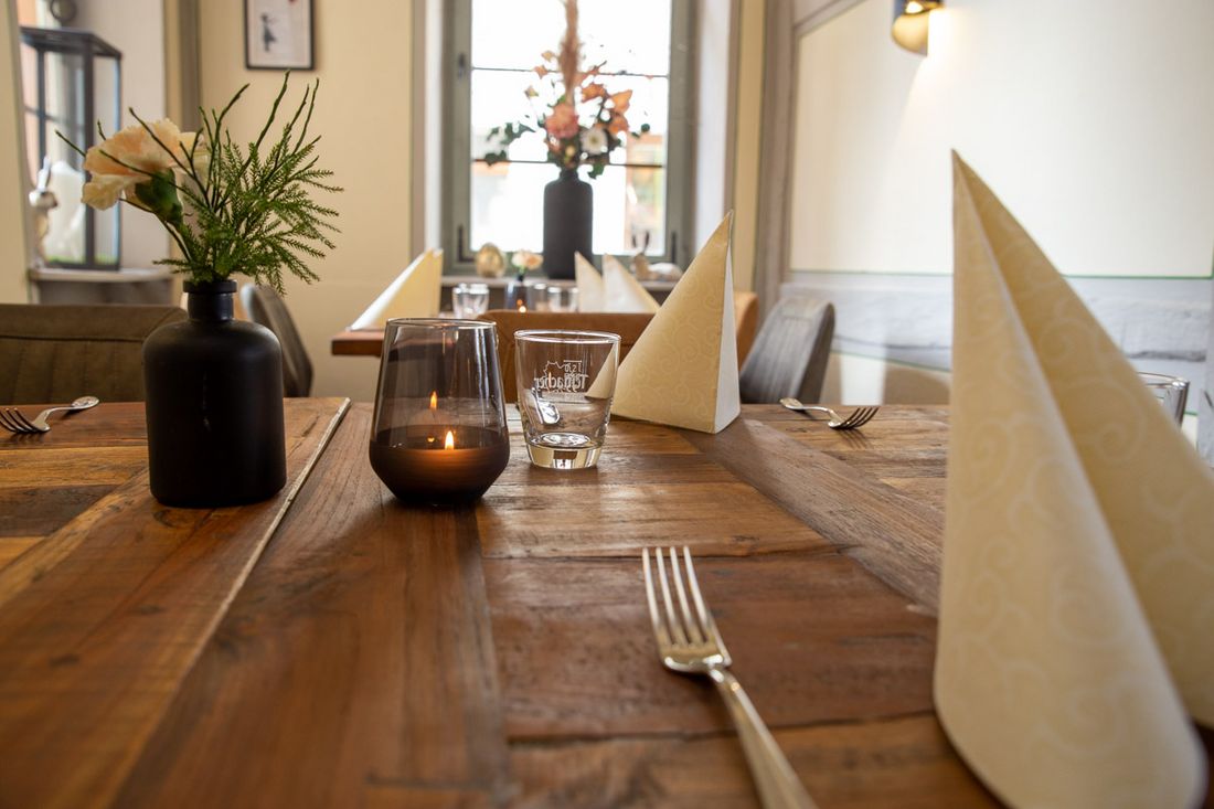 Gasthaus Zum Goldenen Hirsch - im Restaurant am Tisch